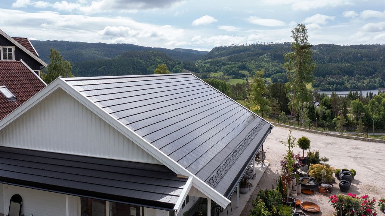 Hus med takstein med integrerte solceller.