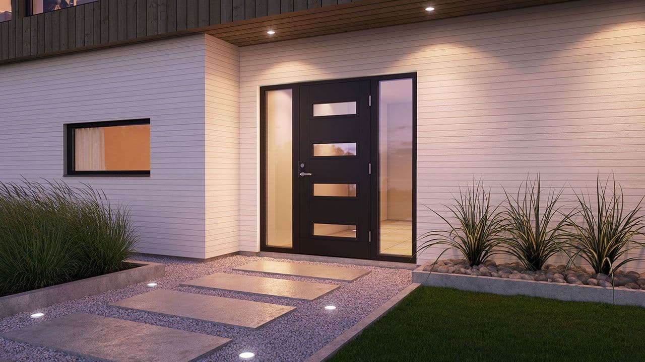 Svart ytterdør med glassfelt og sidefelt i glass.