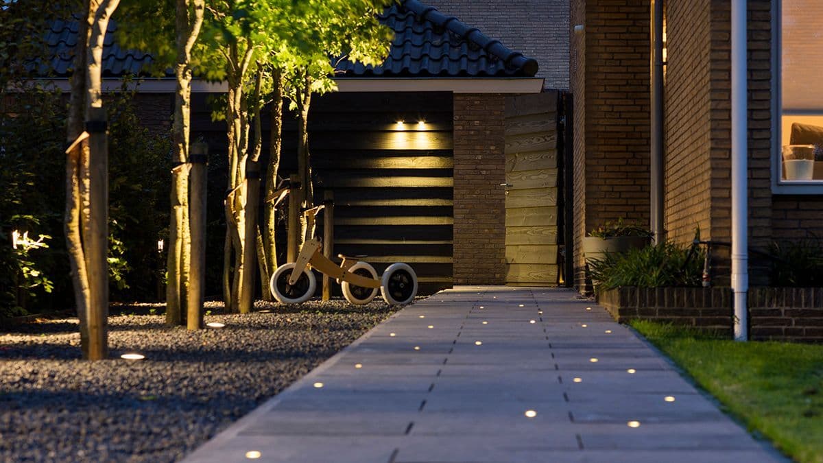 gangsti med integrerte lys i hellene inn mot huset