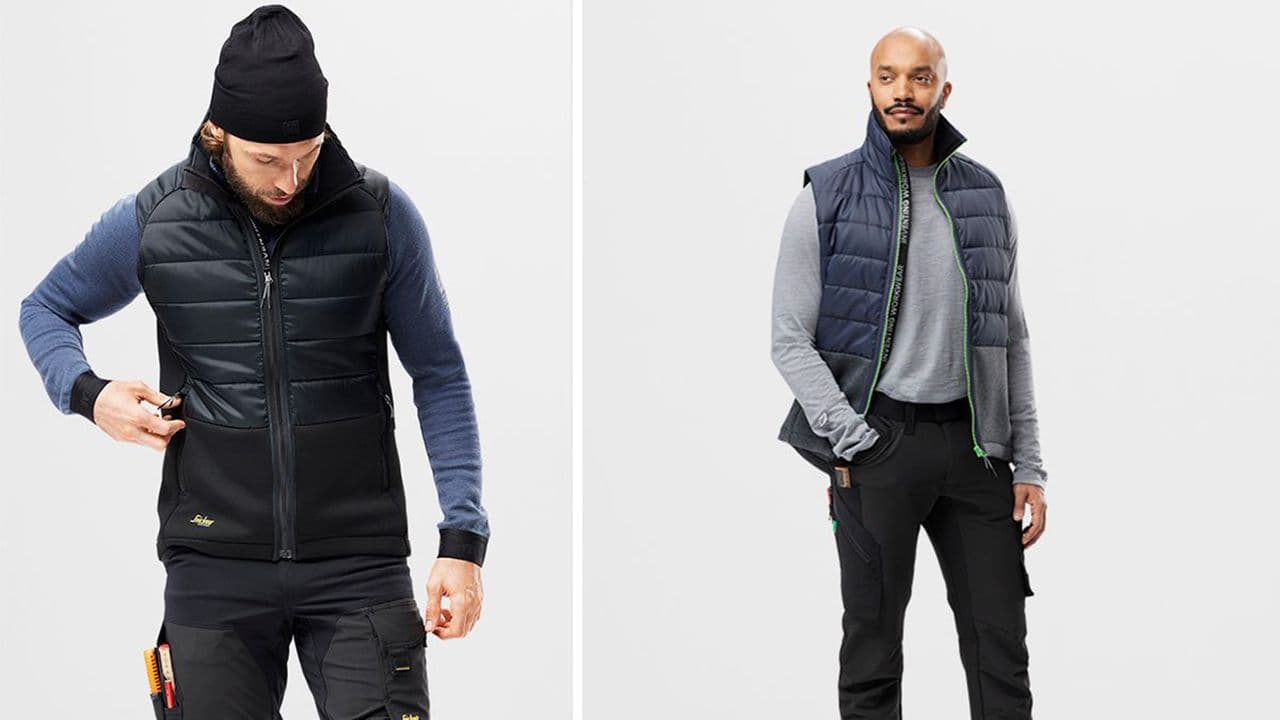 FlexiWork Hybridvest fra Snickers Workwear som vises frem av to mannlige modeller.