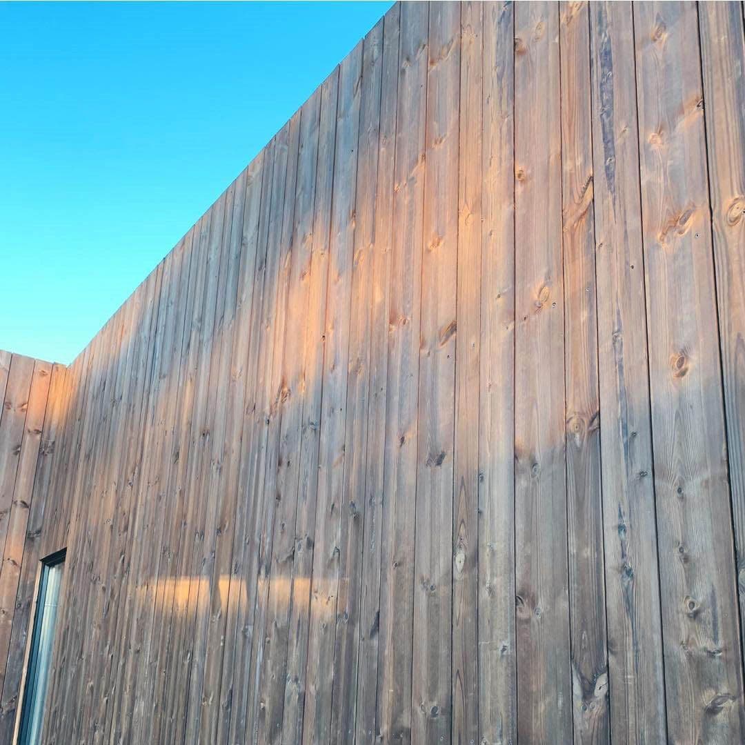 KLedning med fasadeskruer.