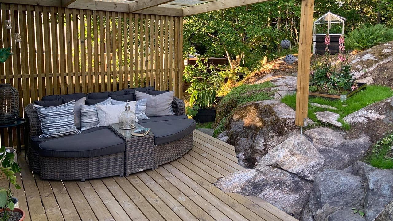 Terrasse med pergola som er bygget på underlag av fjell.