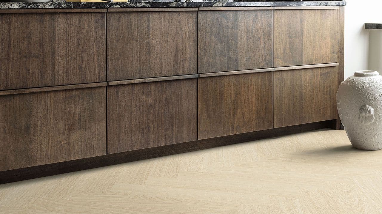 Kjøkken med vinylgulvet Voxnan i dekoren Light Danish Oak fra Pergo i fiskebensmønster.