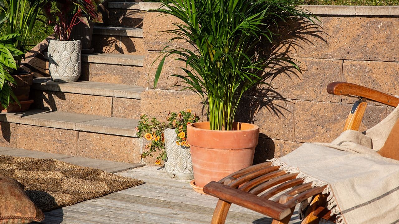 Asak Miljøstein støttemur stein, steinheller og trapp i gyllen farge.