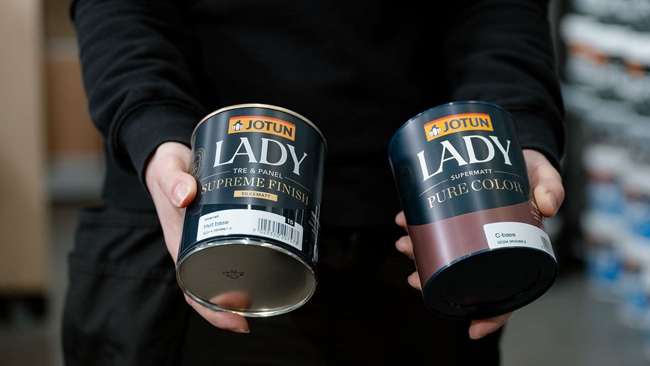 Jotun Lady malingsbokser med ulik glansgrad: silkematt og supermatt.