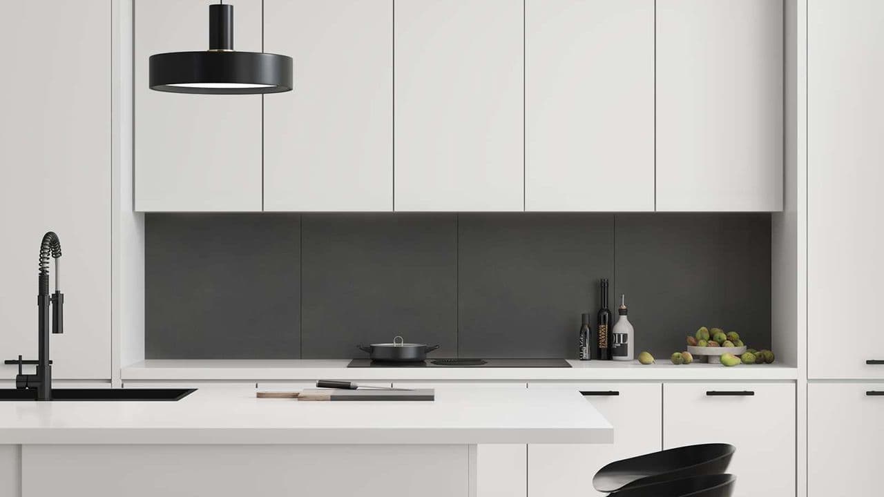 Dark Ash Kitchen Board fra Fibo i hvitt kjøkken.