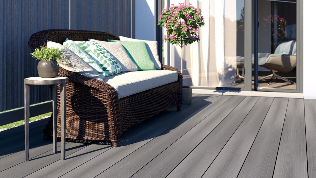 Terrasse med sofa og EasyDeck kompositt terrassebord.