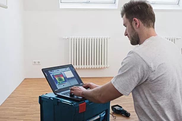 en mann sitter foran en datamaskin