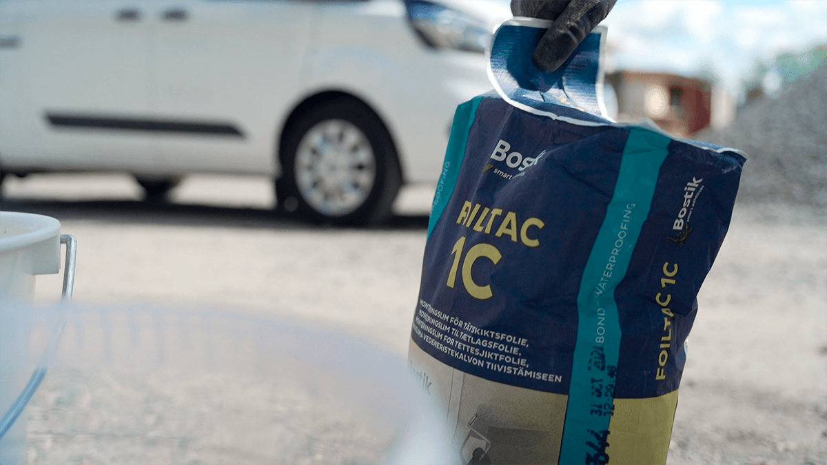 sekk med Bostik Foiltac 1C blir åpnet