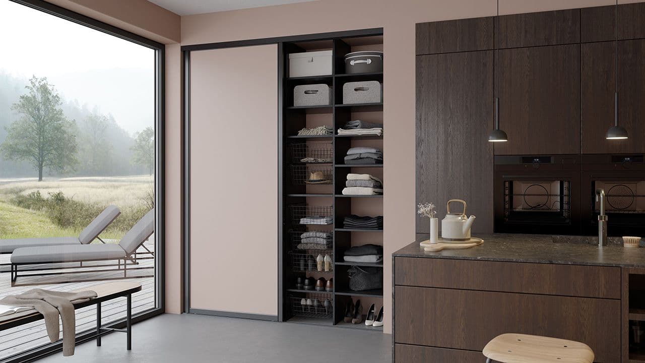 Garderobeskap med skyvedører som oppbevaring i kjøkken.