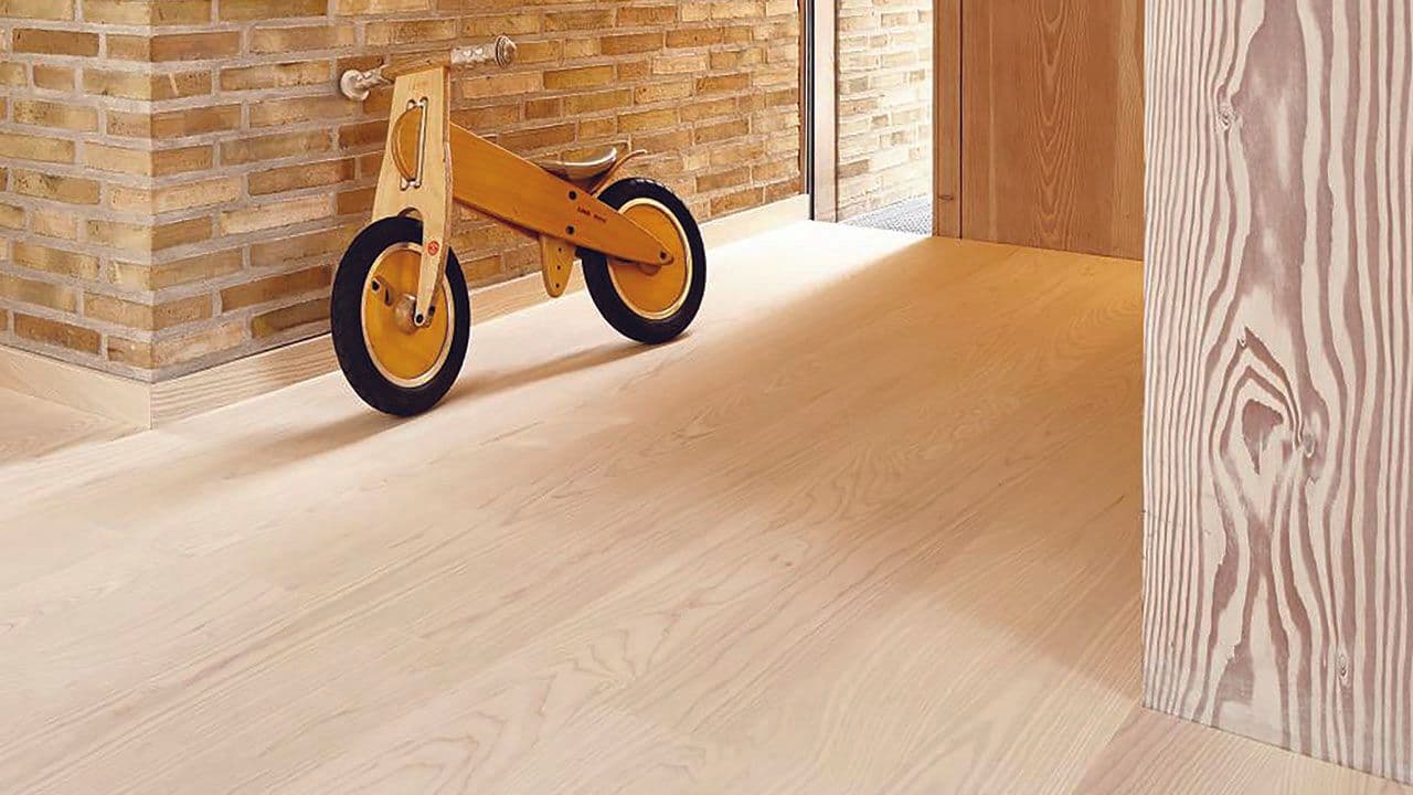 Gang hvor det er lagt nytt gulv i ask i stedet for å slipe gulvet.