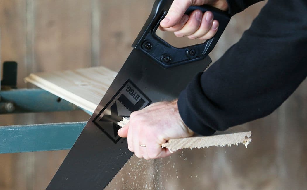 mann sager en planke