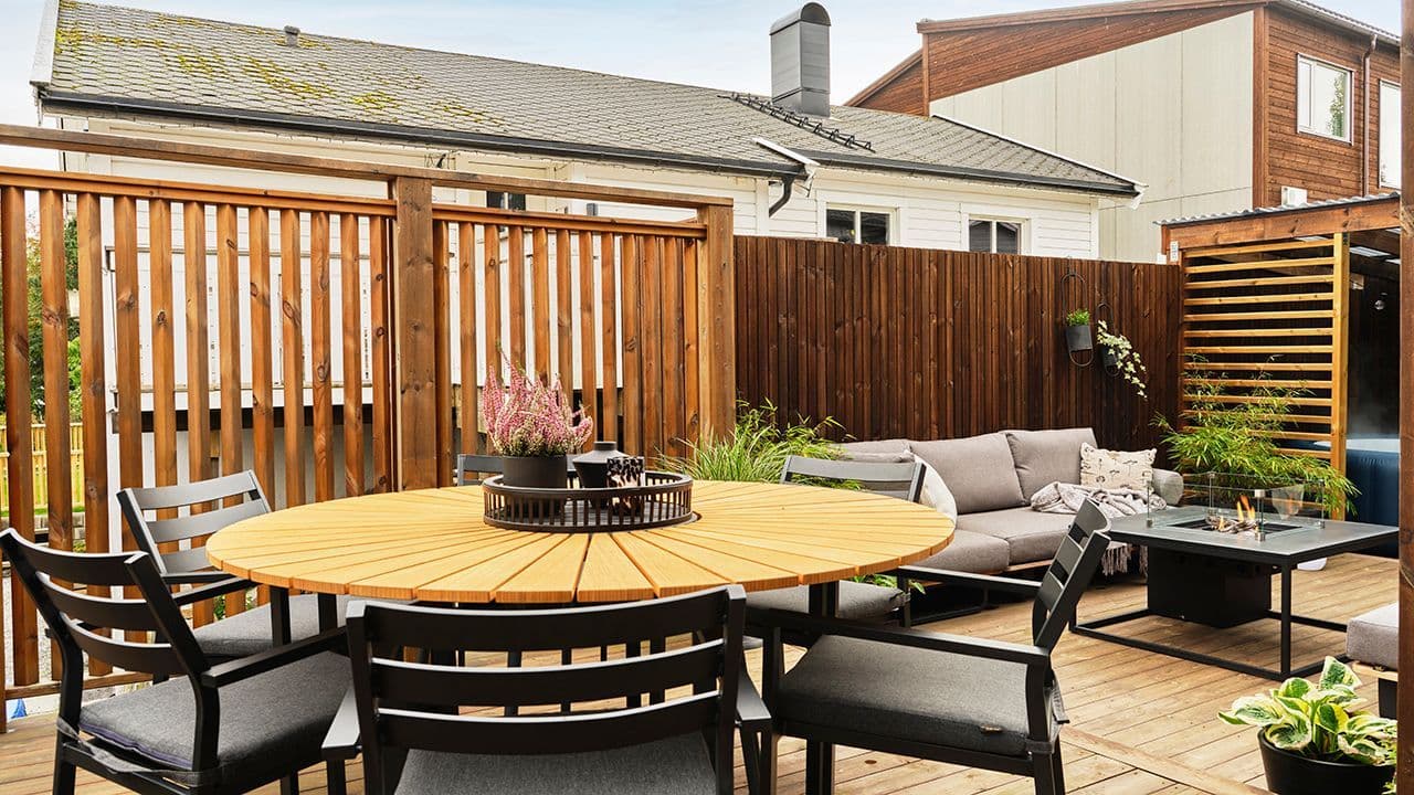 Levegg på stor terrasse og uteplass.