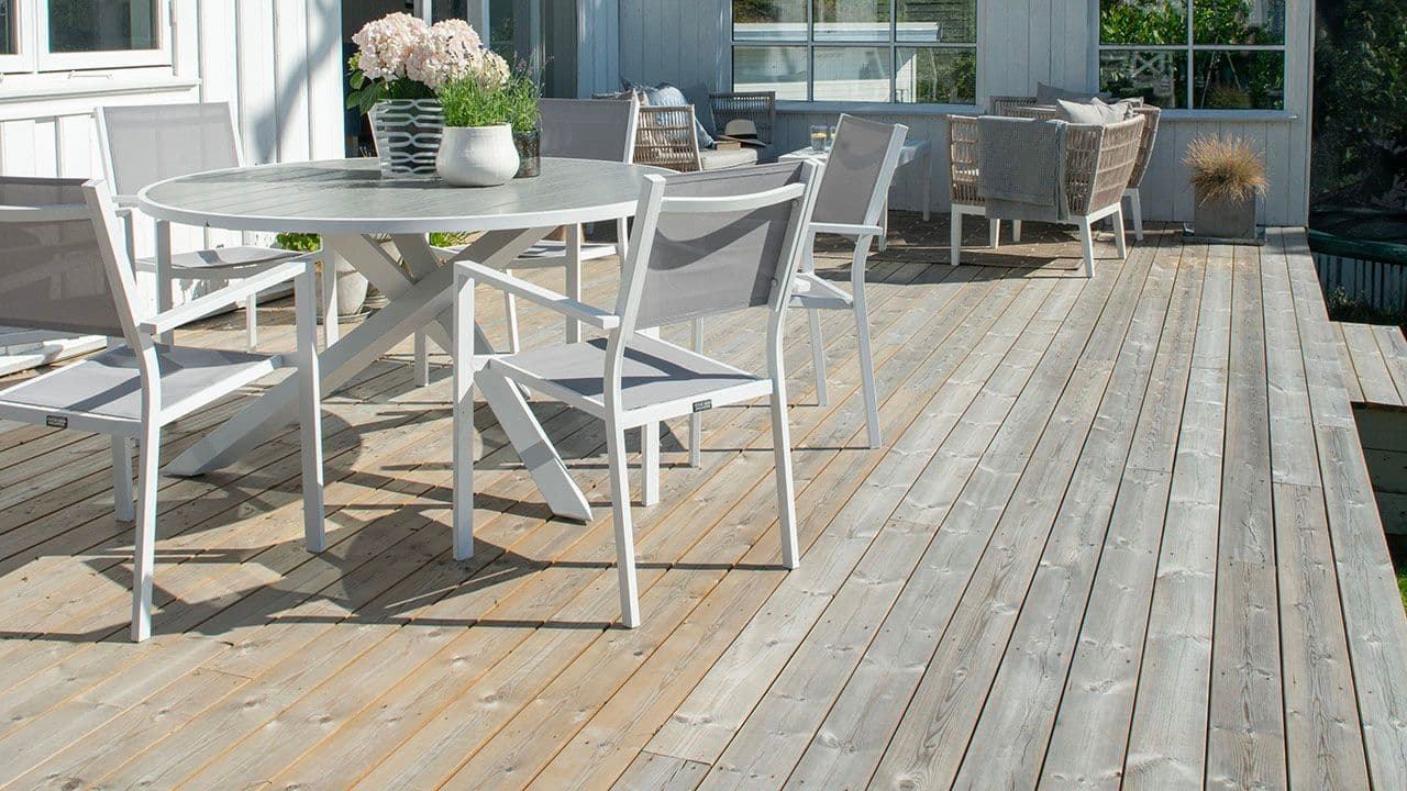 Terrasse med terrassebord som gråner naturlig.