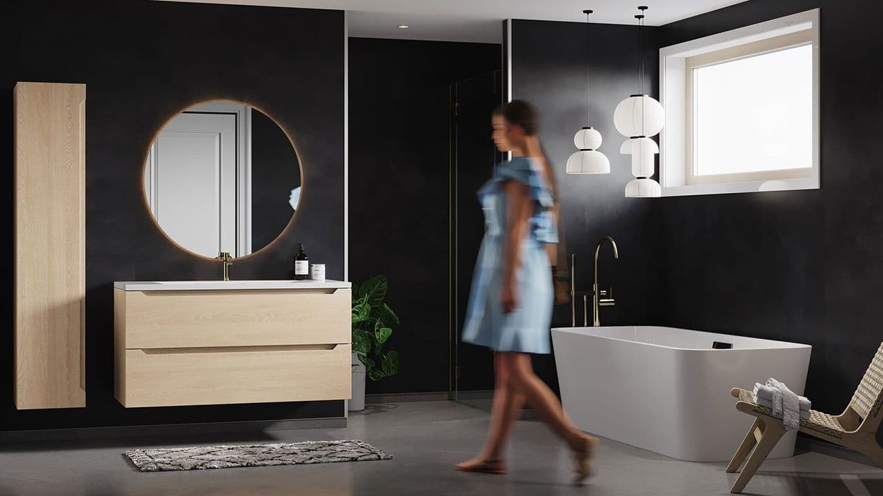 Bad med lyse eikemøbler og svarte baderomsplater.