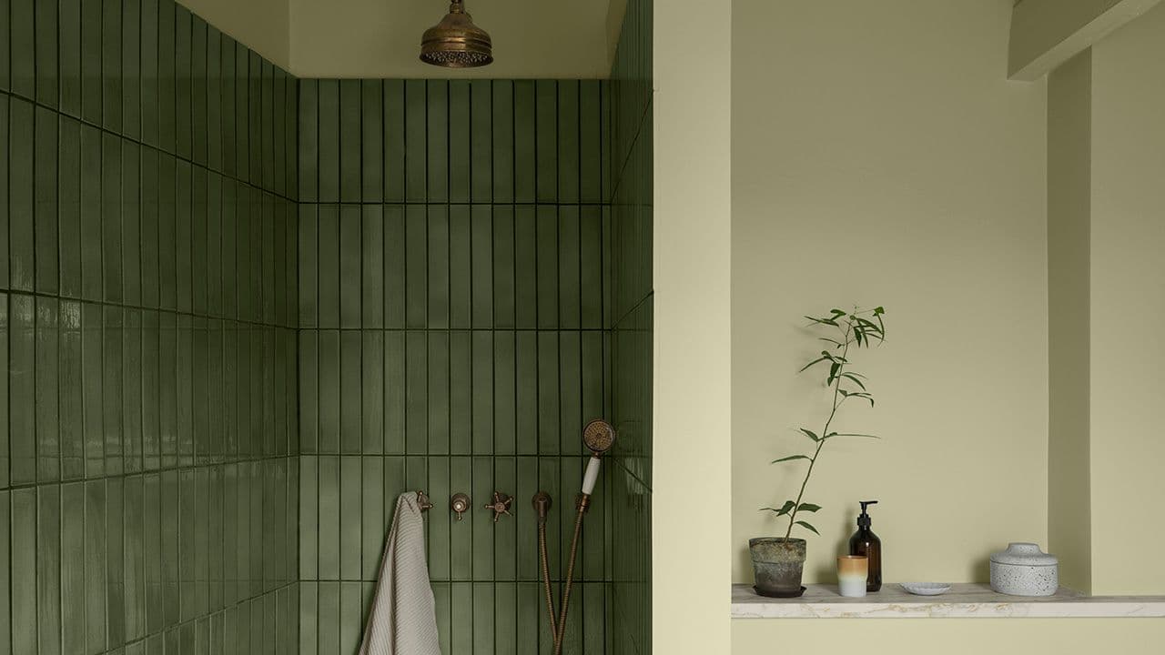 Bad malt med LADY Aqua matt våtromsmaling i fargen 8596 Sunny Green og dusjnisje med grønne fliser.