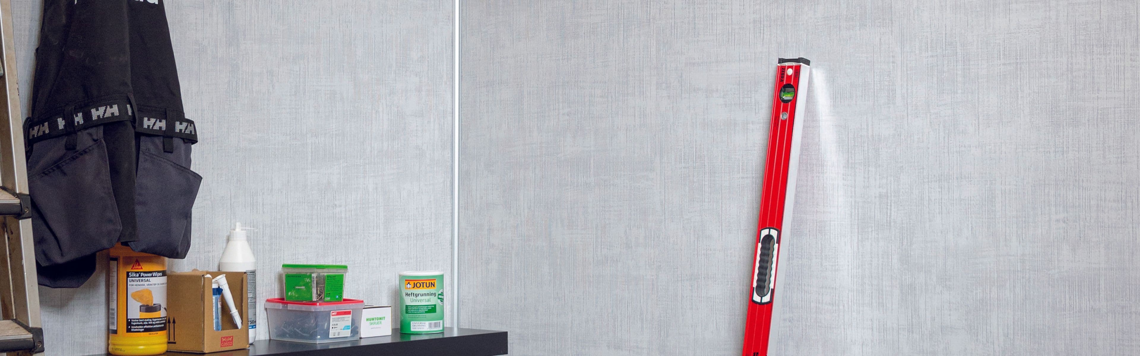 Forestia eliteX veggplater i driftsbygning med verktøy og utstyr.