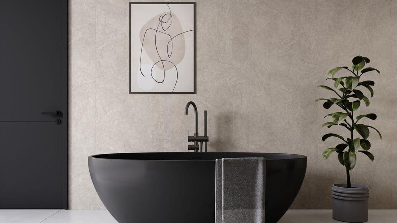 Bad med baderomsplater i steinmønster og svart badekar.