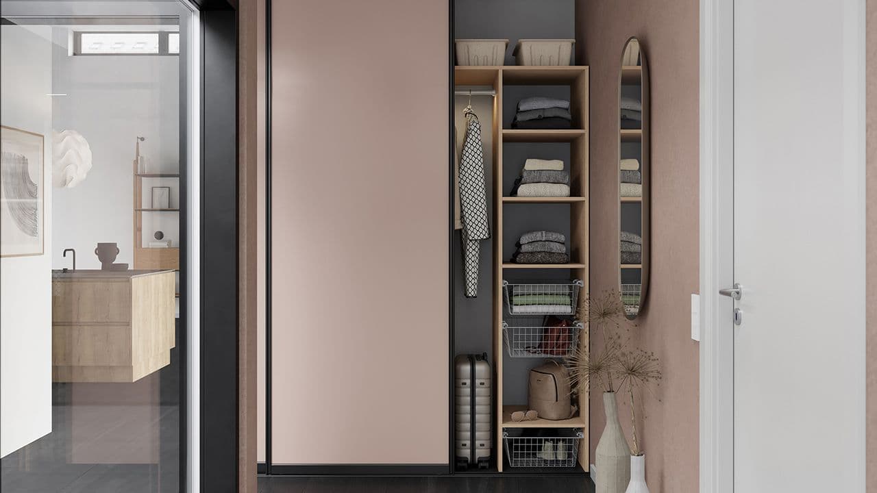 Rosa skyvedørsgarderobe for oppbevaring i gang.