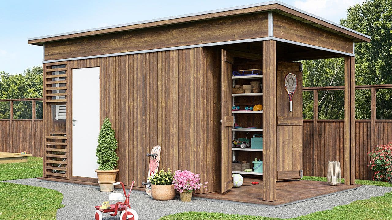 Hage med stor utebod i brunt treverk med hvit dør.