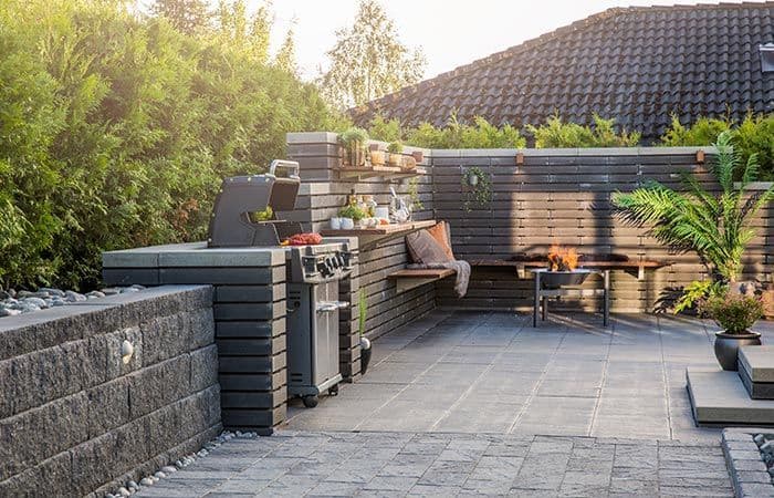 Store hageheller og utekjøkken med mur.