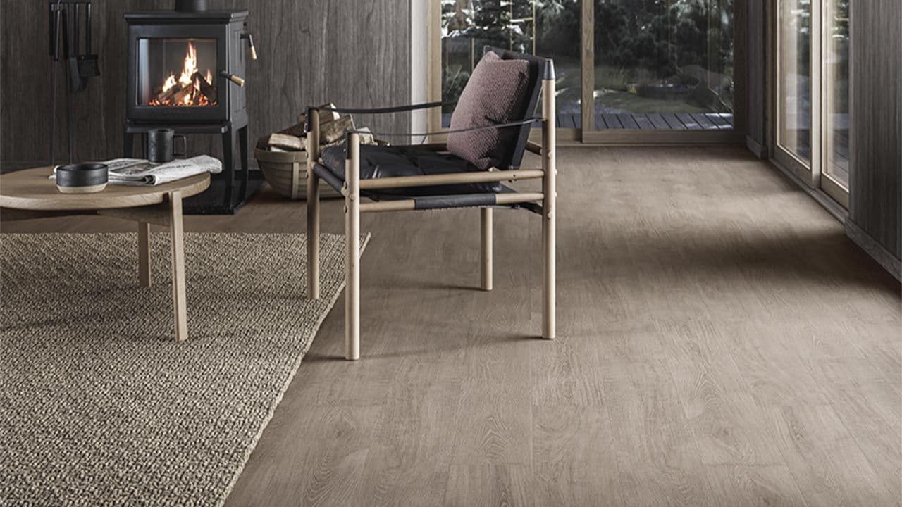 Hytte med mørkt laminatgulv og peis.