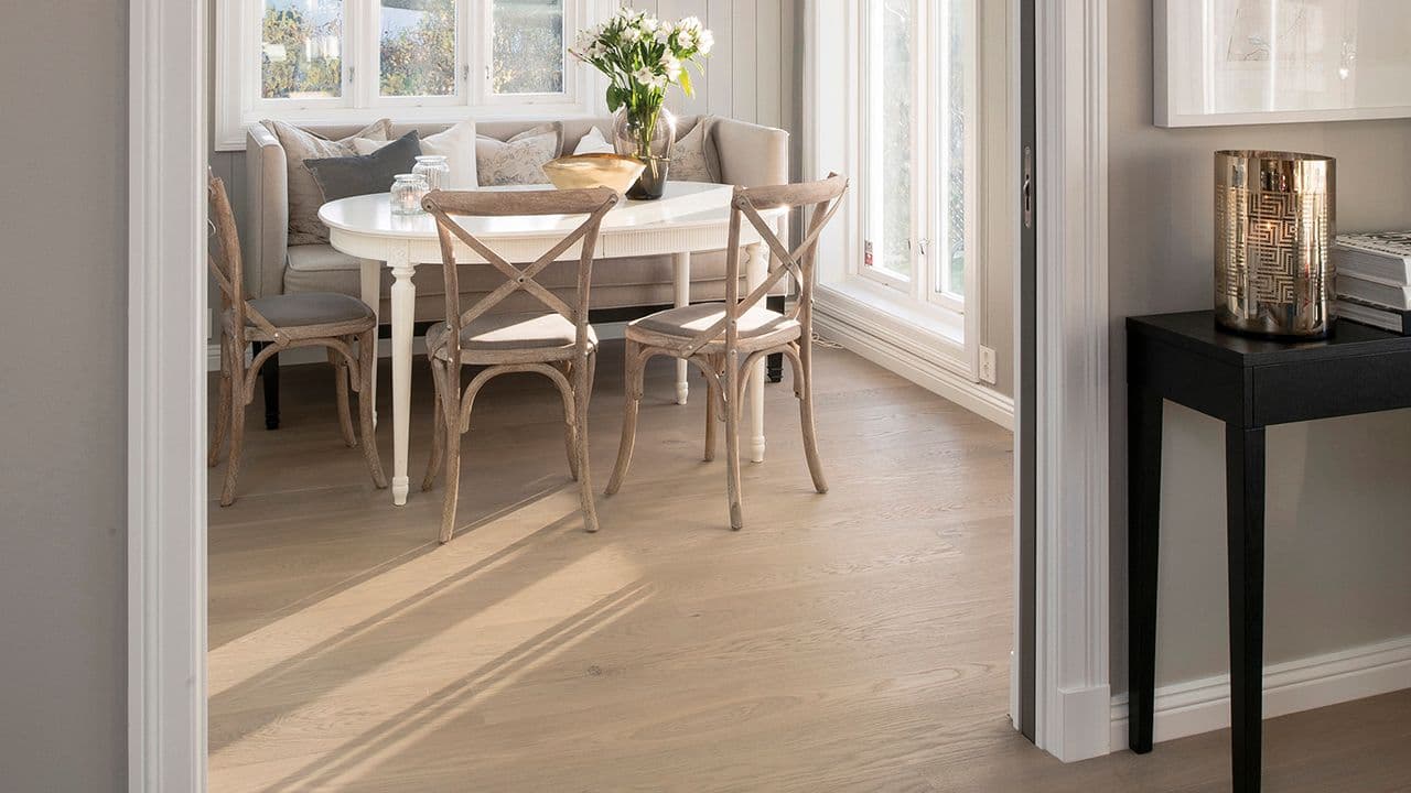 Spisestue og hall med Eik Sand gulv fra BOEN.