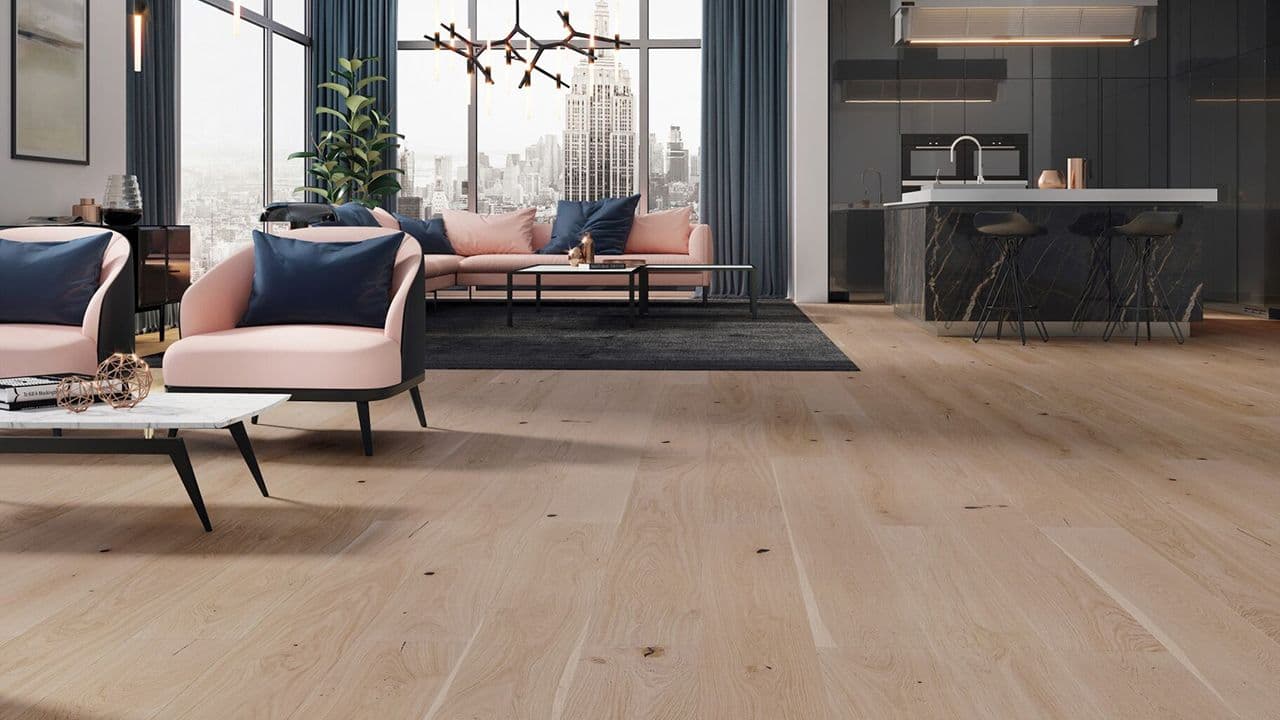 Parkett Saga Natural gulv i stue med rosa sofa og lenestoler.