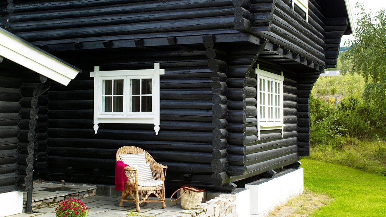 Hus beiset med beis i fargen Trebitt 0675 Seterbrun fra Jotun.