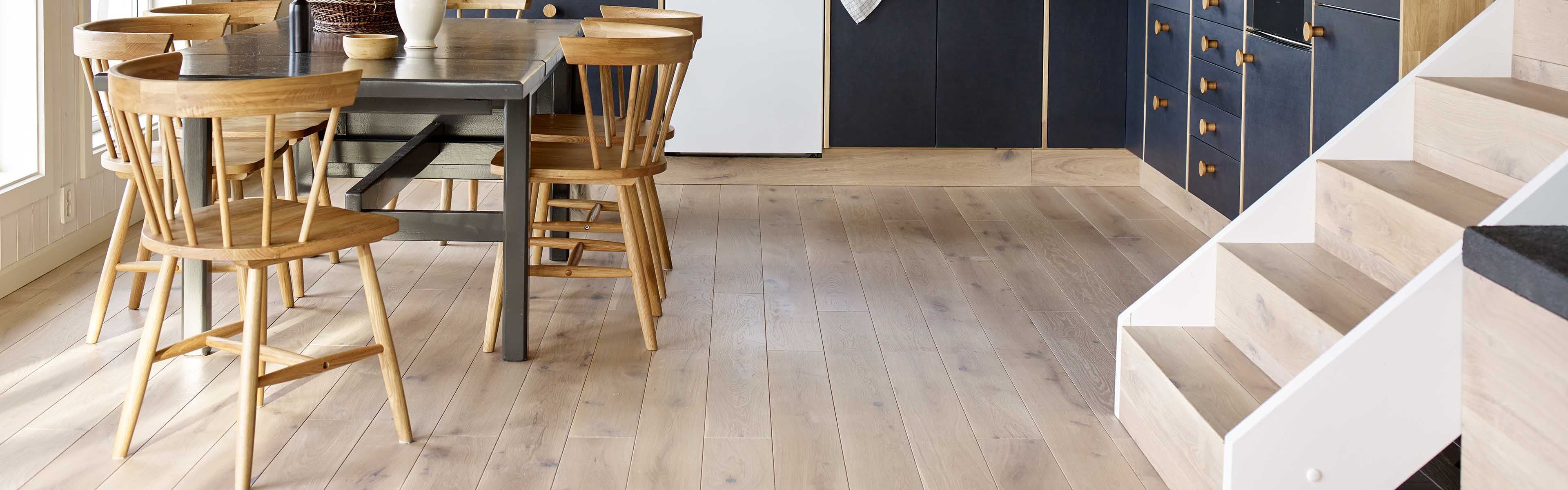 Kjøkken med heltre eikegulv.