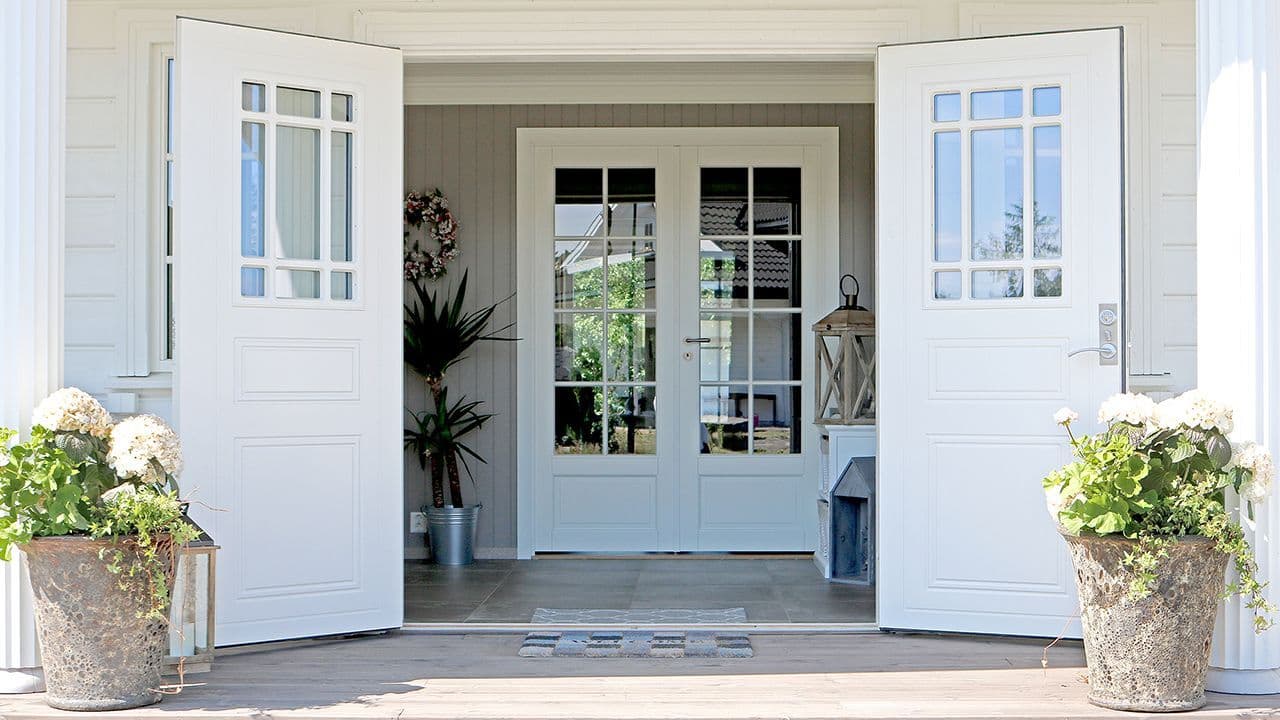 Dobbeldører med glass og speil.