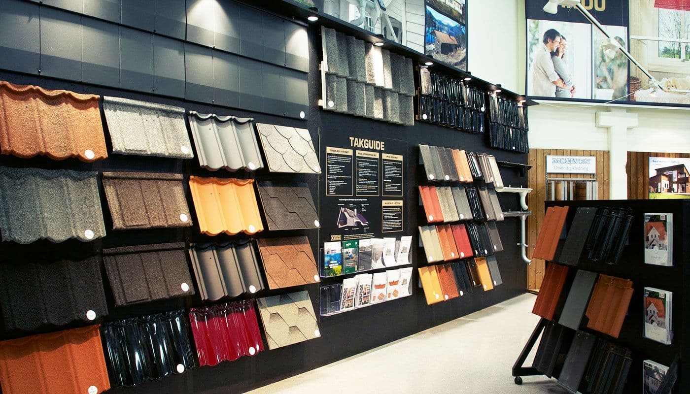 Utstilling av ulike takstein-typer i XL-BYGG-butikk.