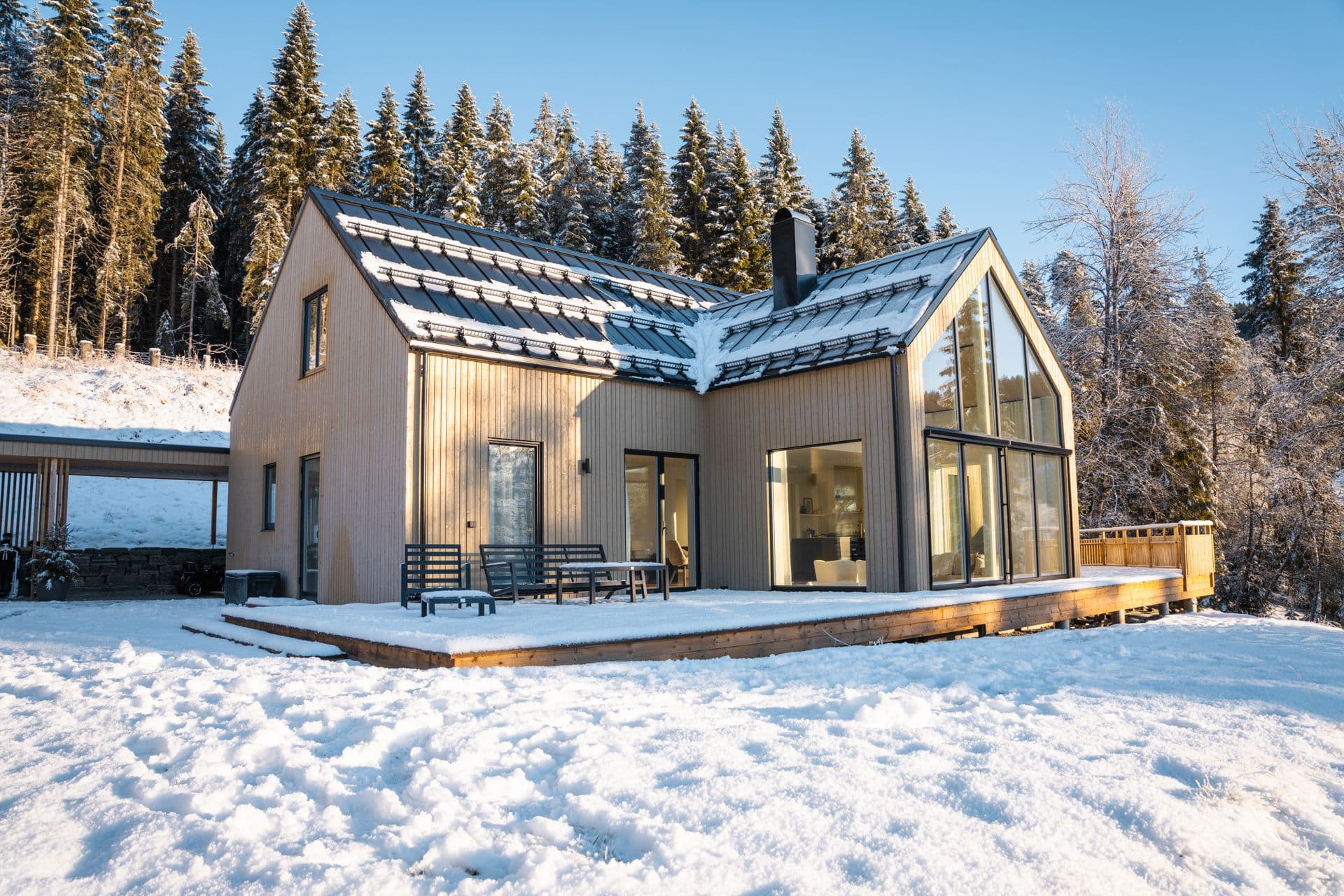 Moderne hus med trekledning og store vindusflater.