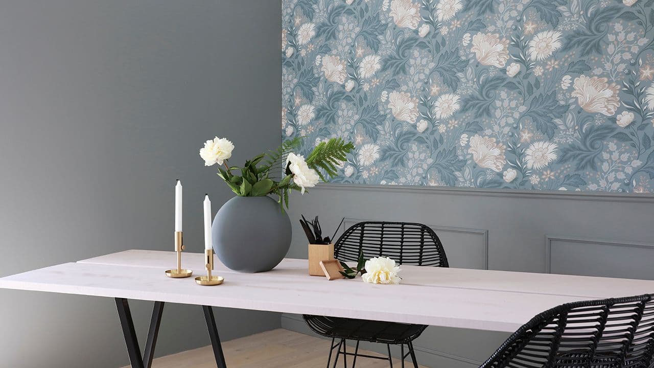 Middagsbord og fargerik tapet