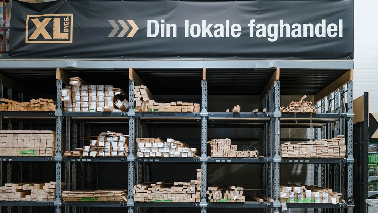 Hyller med plank i XL-BYGG byggevarehus.