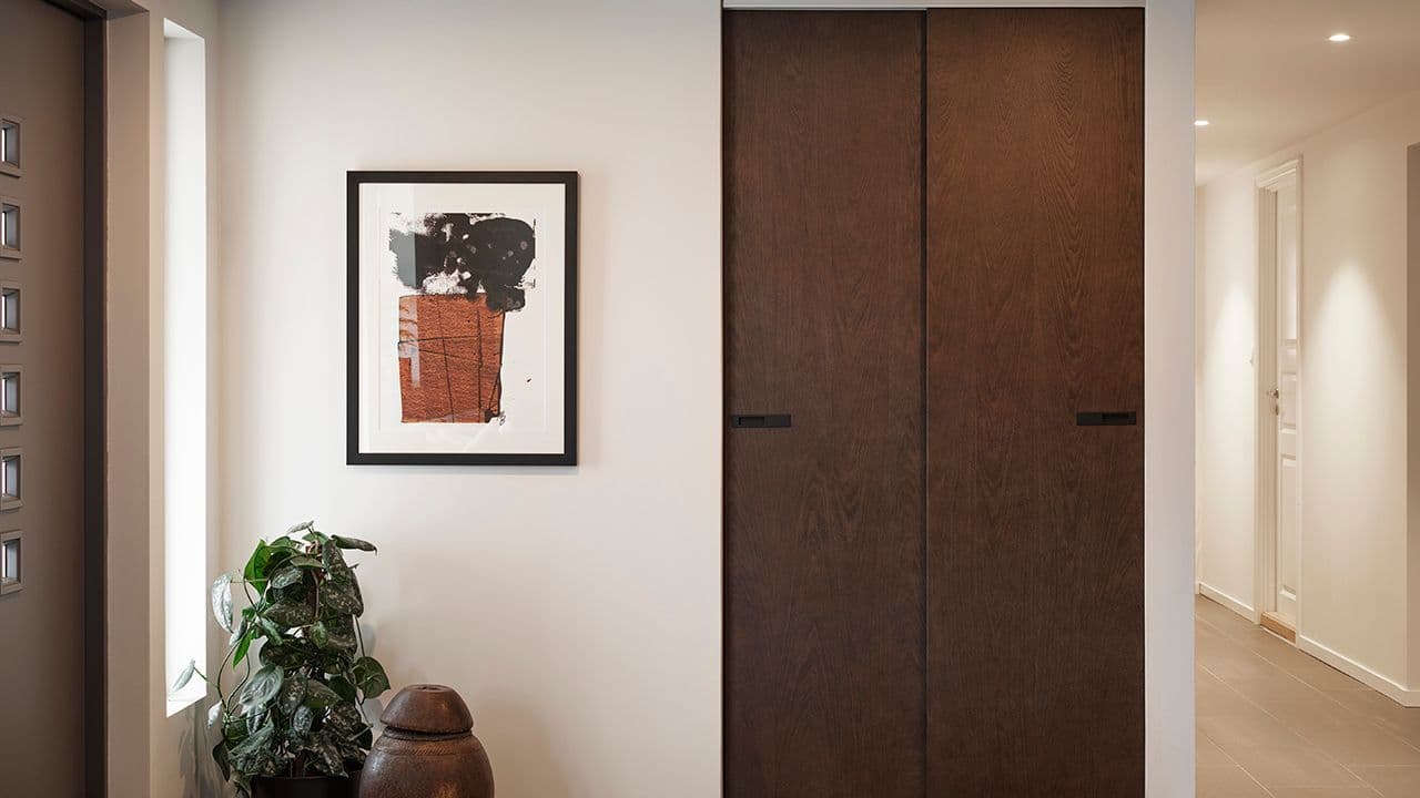 Brunt skap i eikefiner.