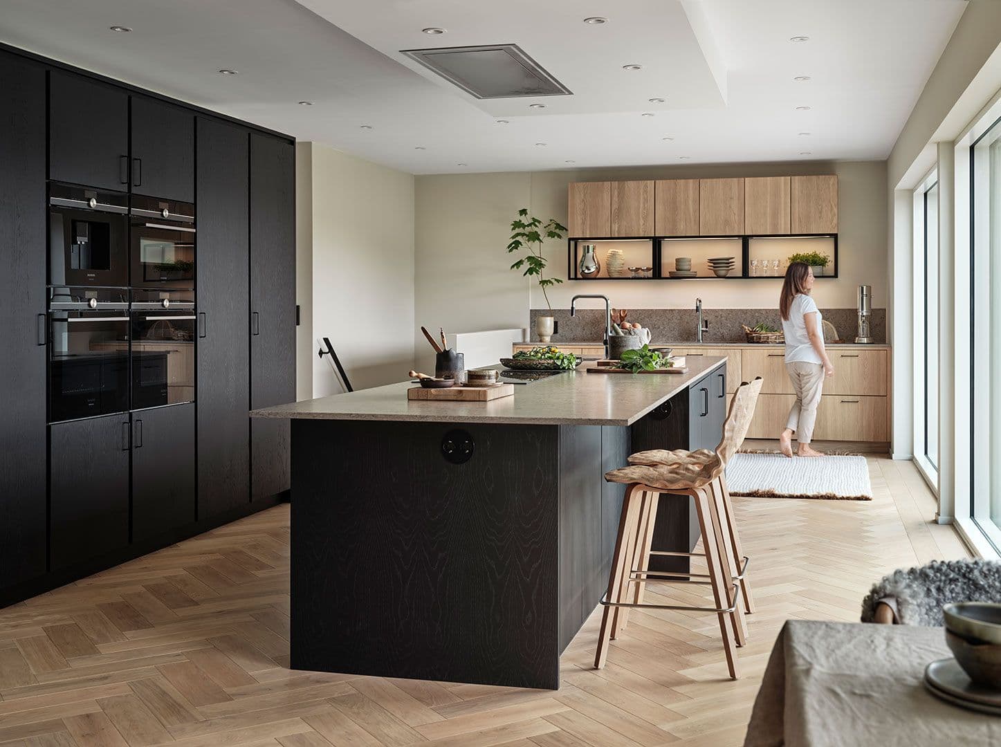 En dame står på kjøkkenet