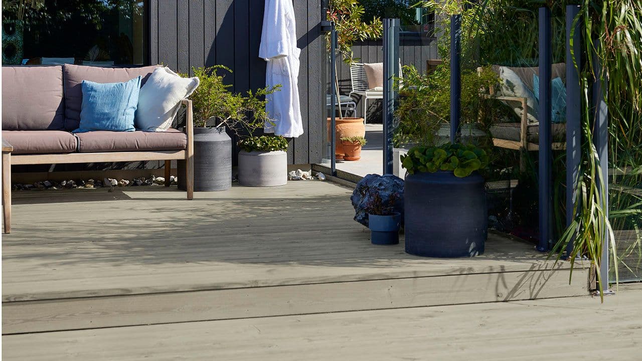 Terrasse beiset med fargen 407 Stavern fra Nordsjö og sittegruppe.