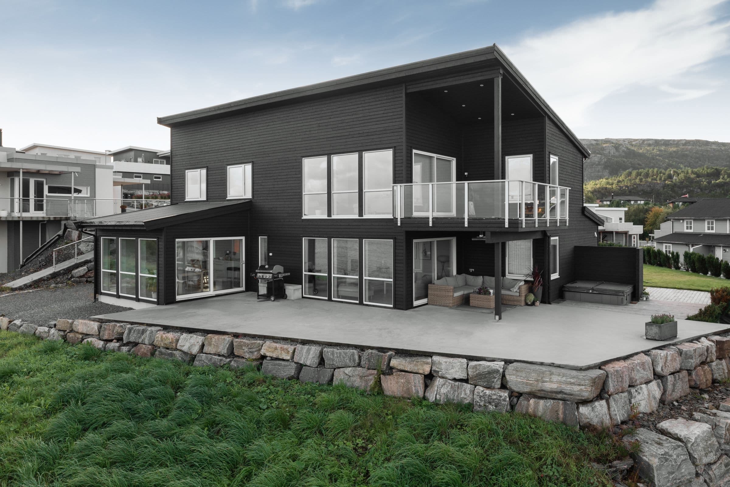 Et hus i en mørk farge