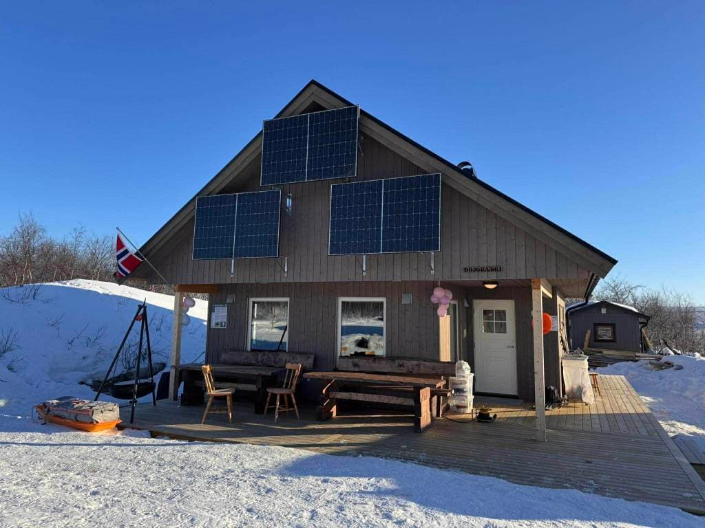 Bojobeaski-hytta sett utenfra på vinteren