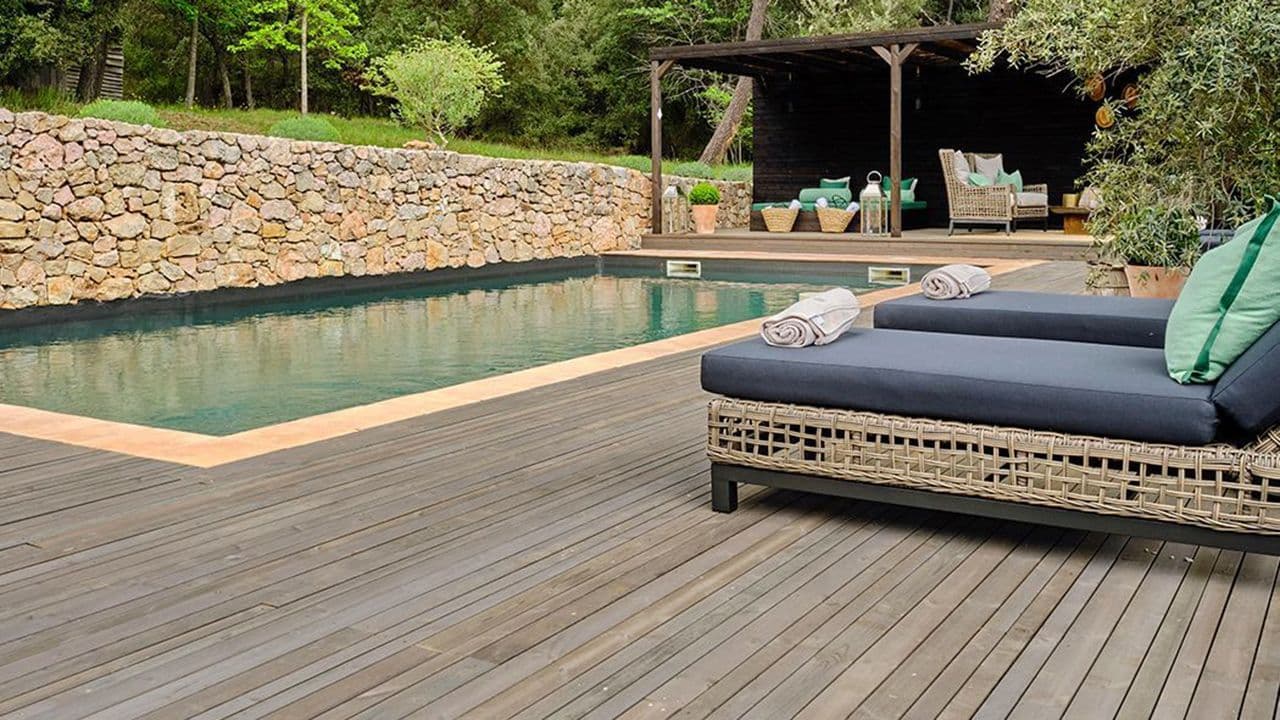 Lektegulv på terrasse med basseng og pergola.