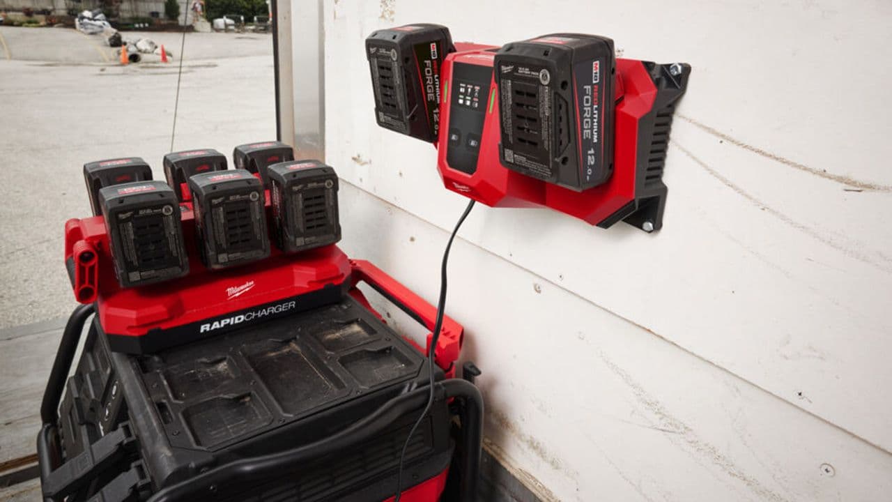 Milwaukee M18™ dobbel superlader festet på vegg.