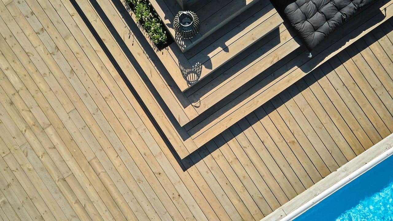 Fugleperspektiv bilde av Concise terrassebord på terrasse med trapp og basseng.