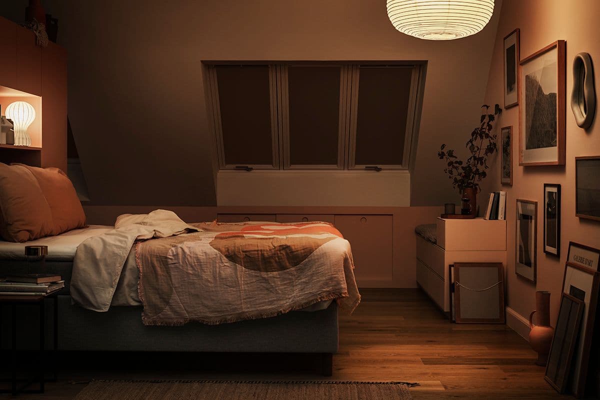 soverom med takvindu og solskjerming med blendingsrullegardin