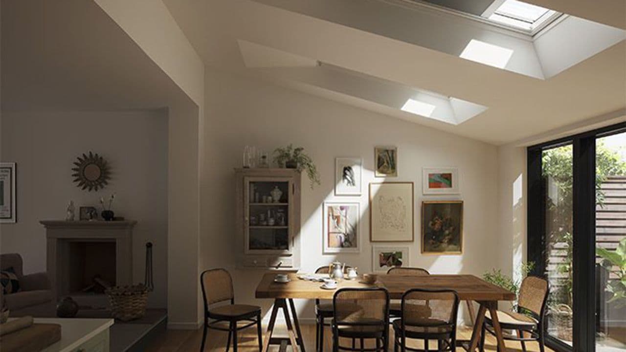 Takvindu for skråtak med elektrisk solskjerming.