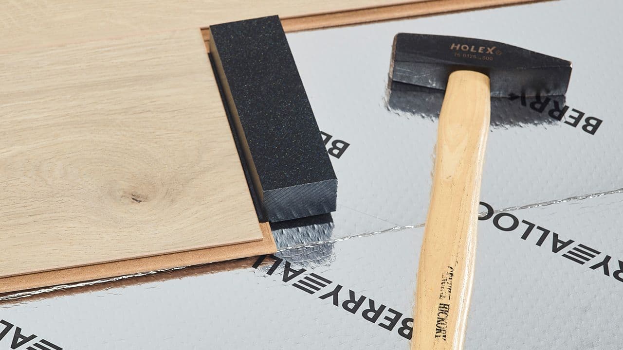 Slagkloss som brukes for å legge gulv.