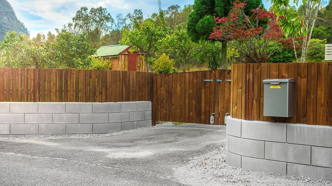 Multiblokk forskalingsblokk kurve på buet mur med terrassebord som topp av muren.