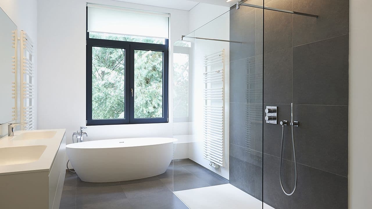 Baderom med riktig fall til sluk i dusjen.