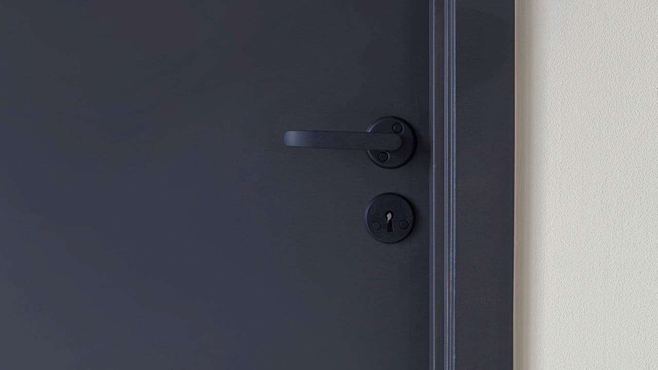 Dørhåndtak som er malt med Quick Bengalack.