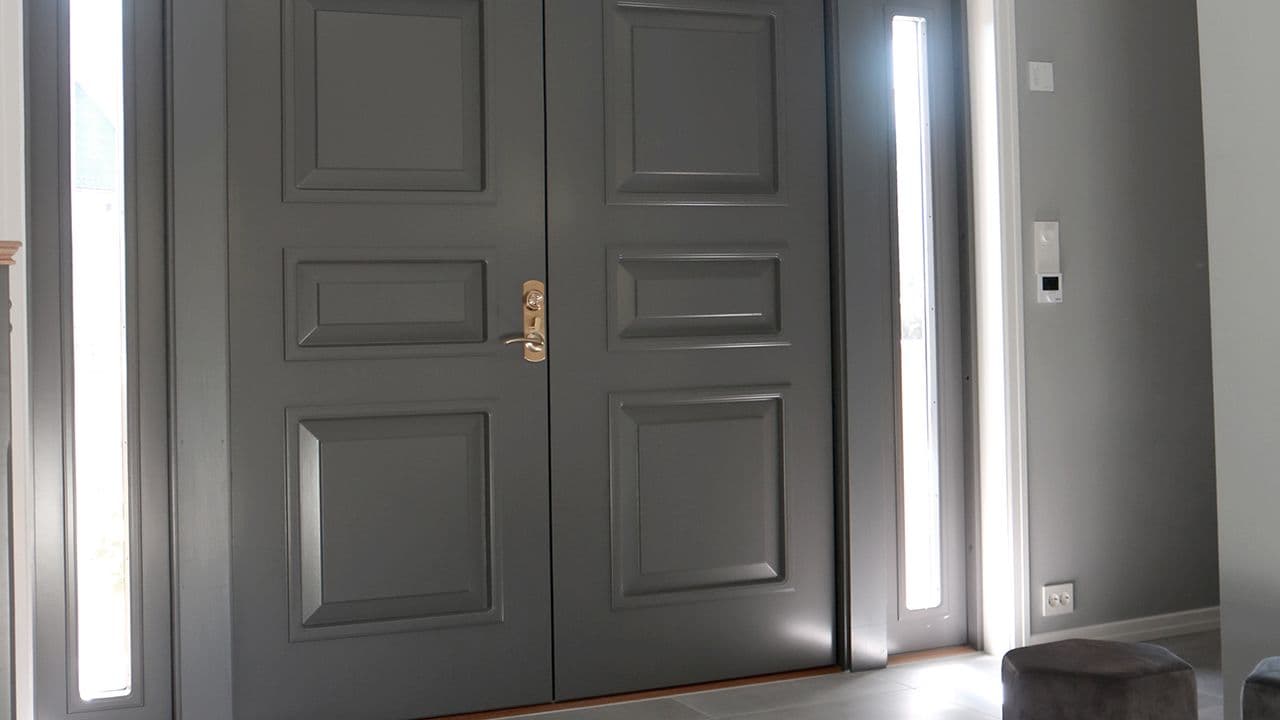 Tofløyet ytterdør med glass.